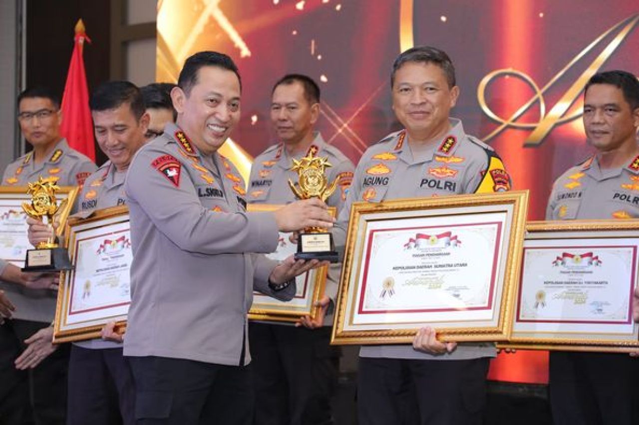 Kapolri menyerahkan piagam Kompolnas Award