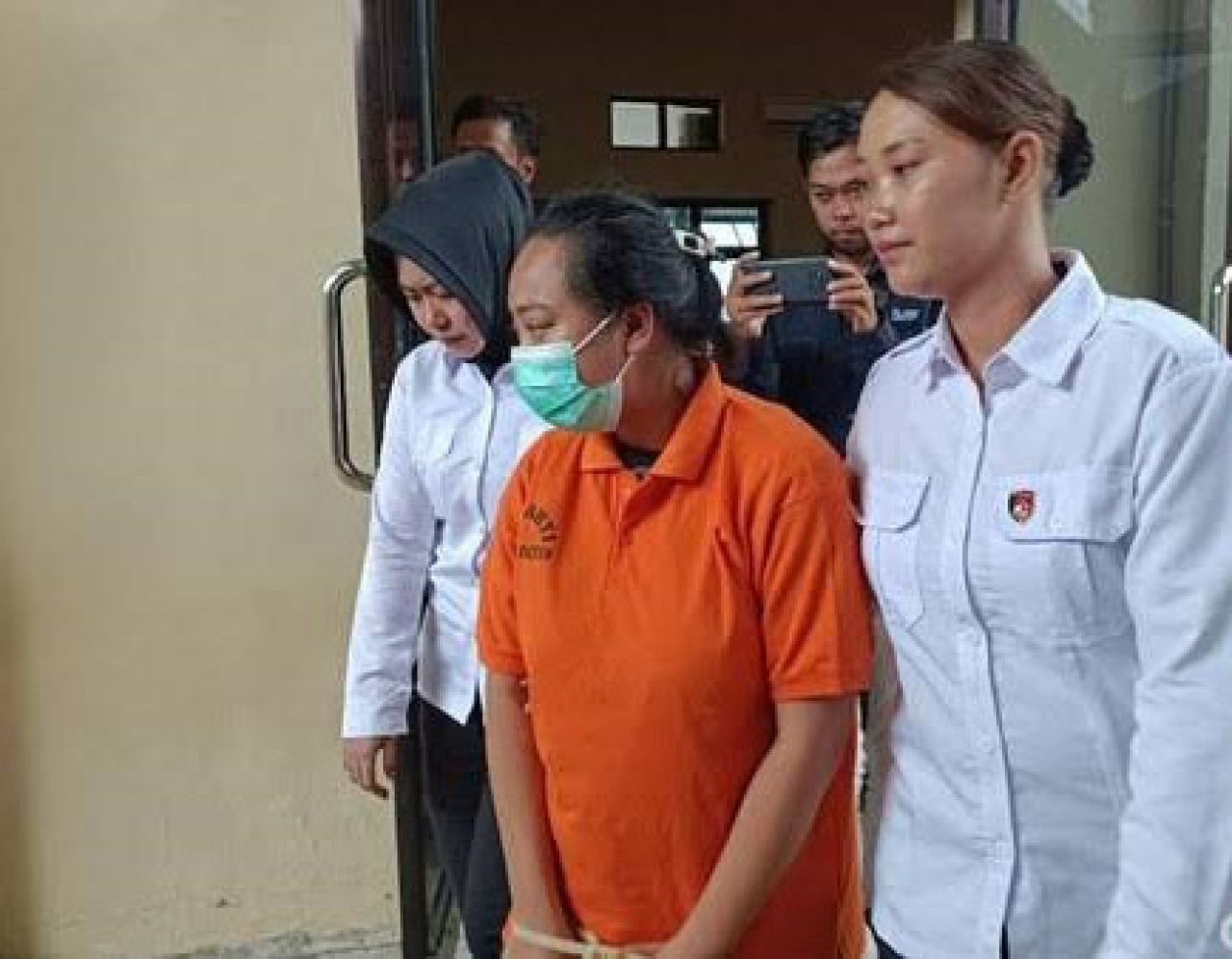 Ayu Findi Antika digelandang petugas