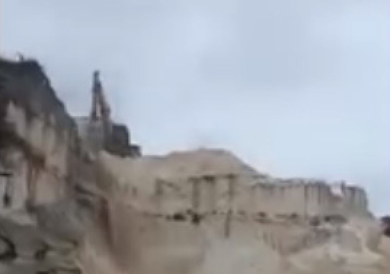 Penambangan batu kapur di Desa Banyutengah