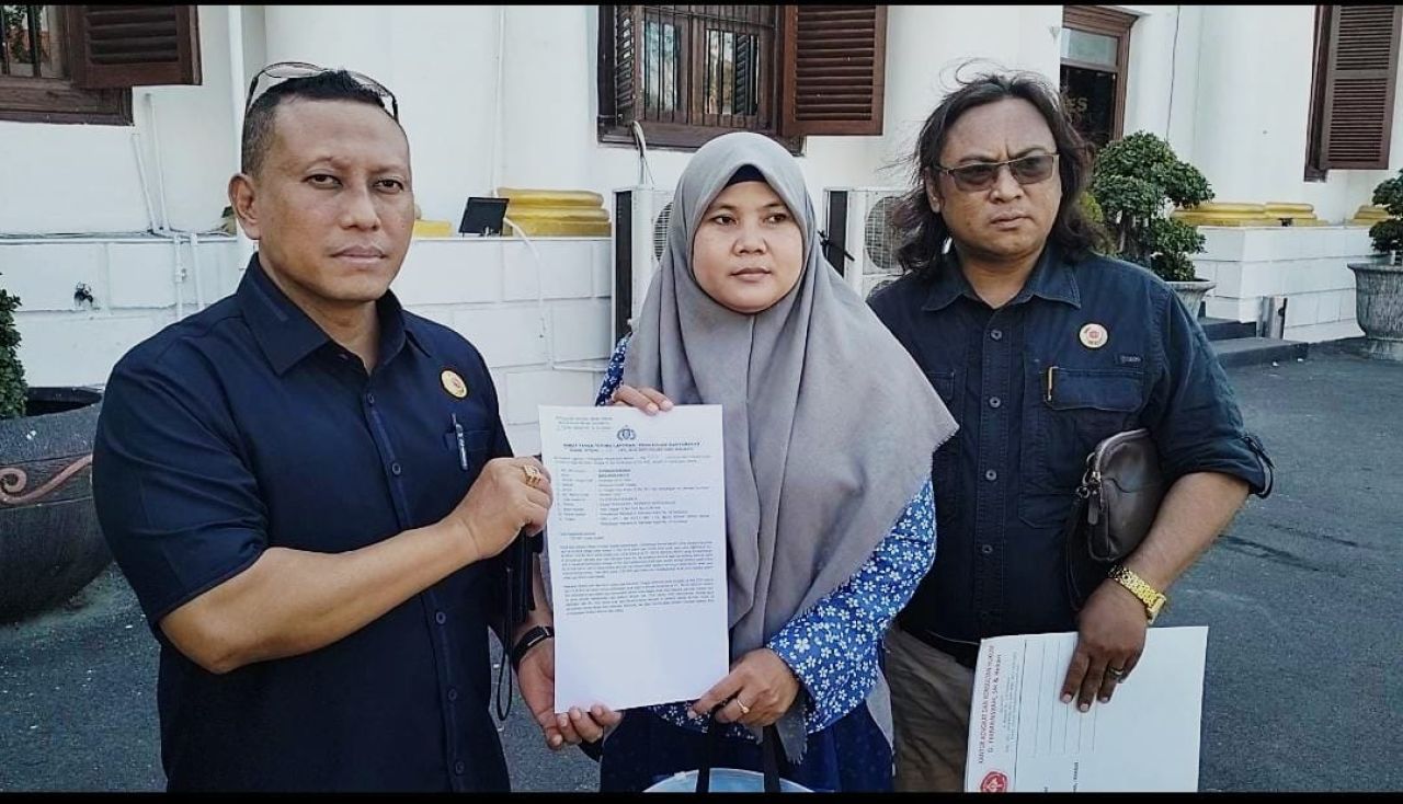 Suci Indrawati dan Kuasa Hukumnya, Maksum Rosadin dan Dodik Firmansyah di Polrestabes Surabaya, Rabu (31/7/2024)