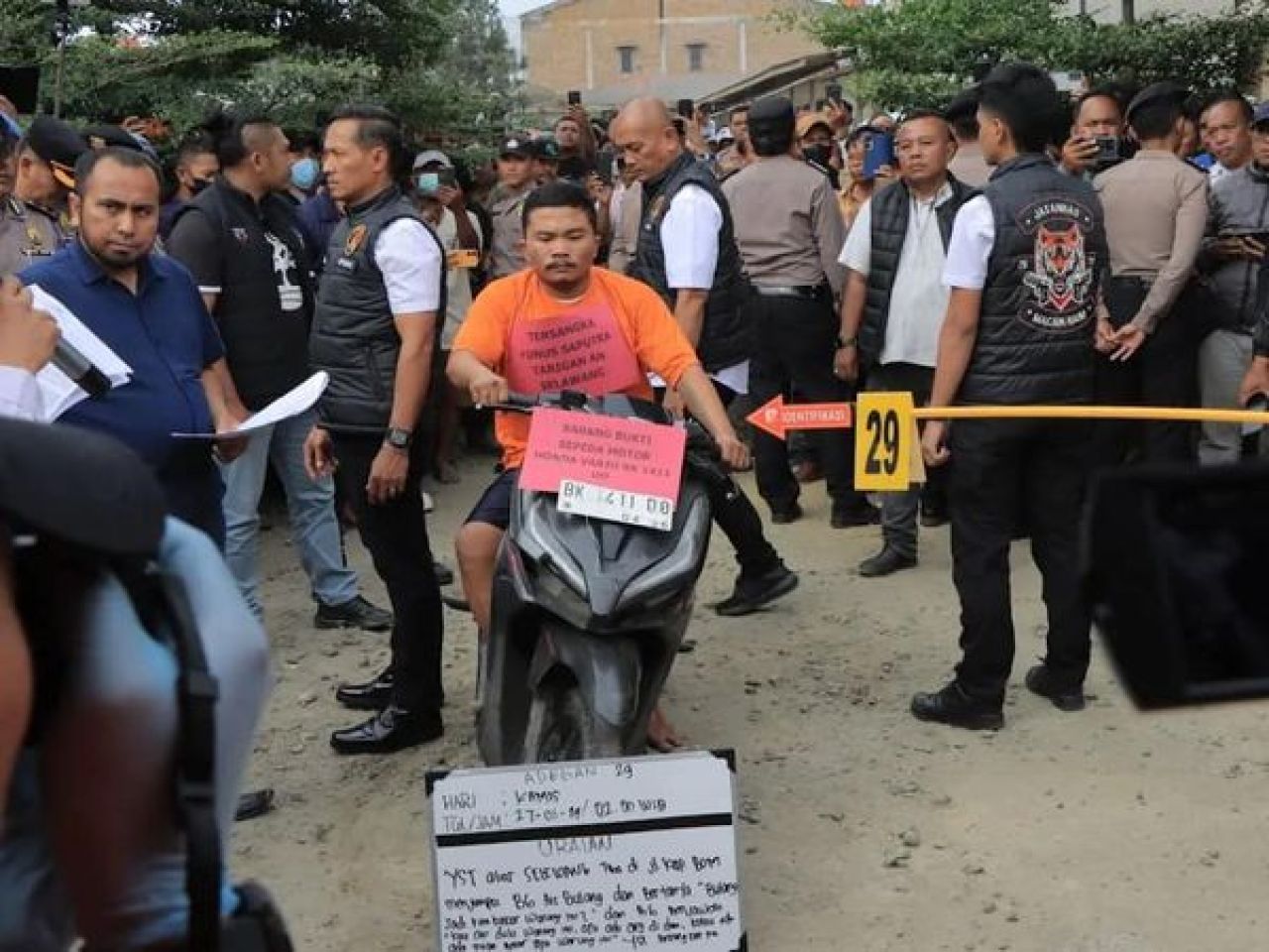 Polda Sumut menggelar rekonstruksi dalam kasus pembakaran rumah wartawan Tribata Tv