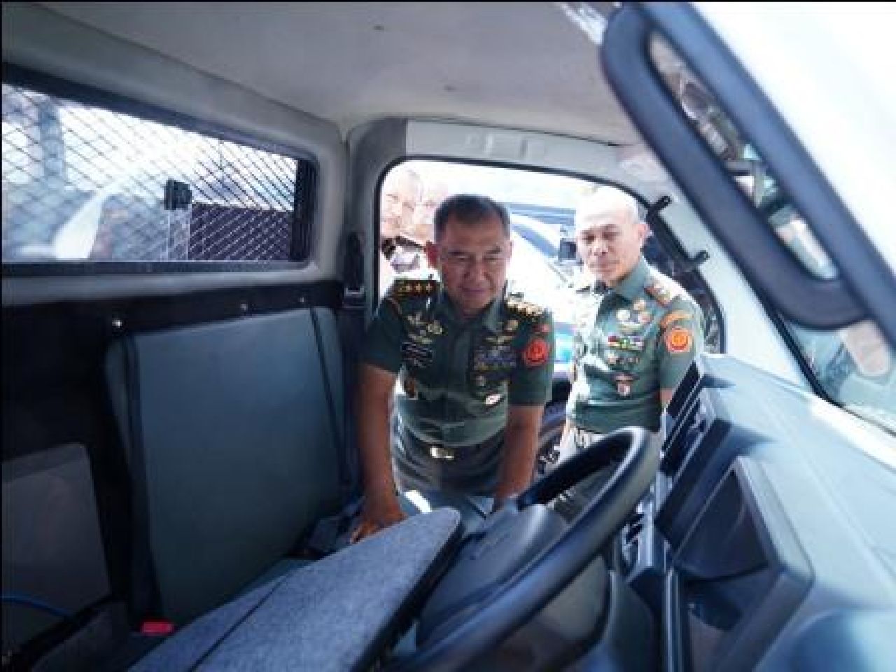 Letjen TNI Bambang Ismawan menerima hibah  2 unit Mobil Kawal