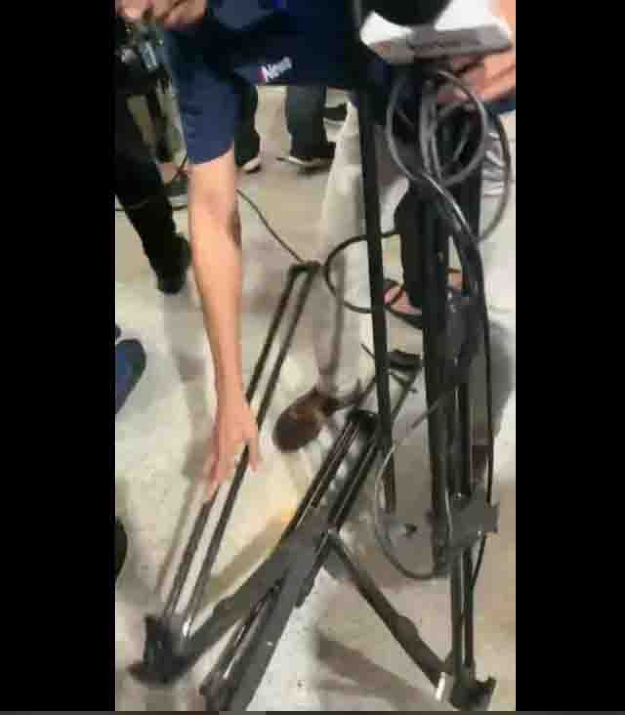Tripod wartawan yang patah