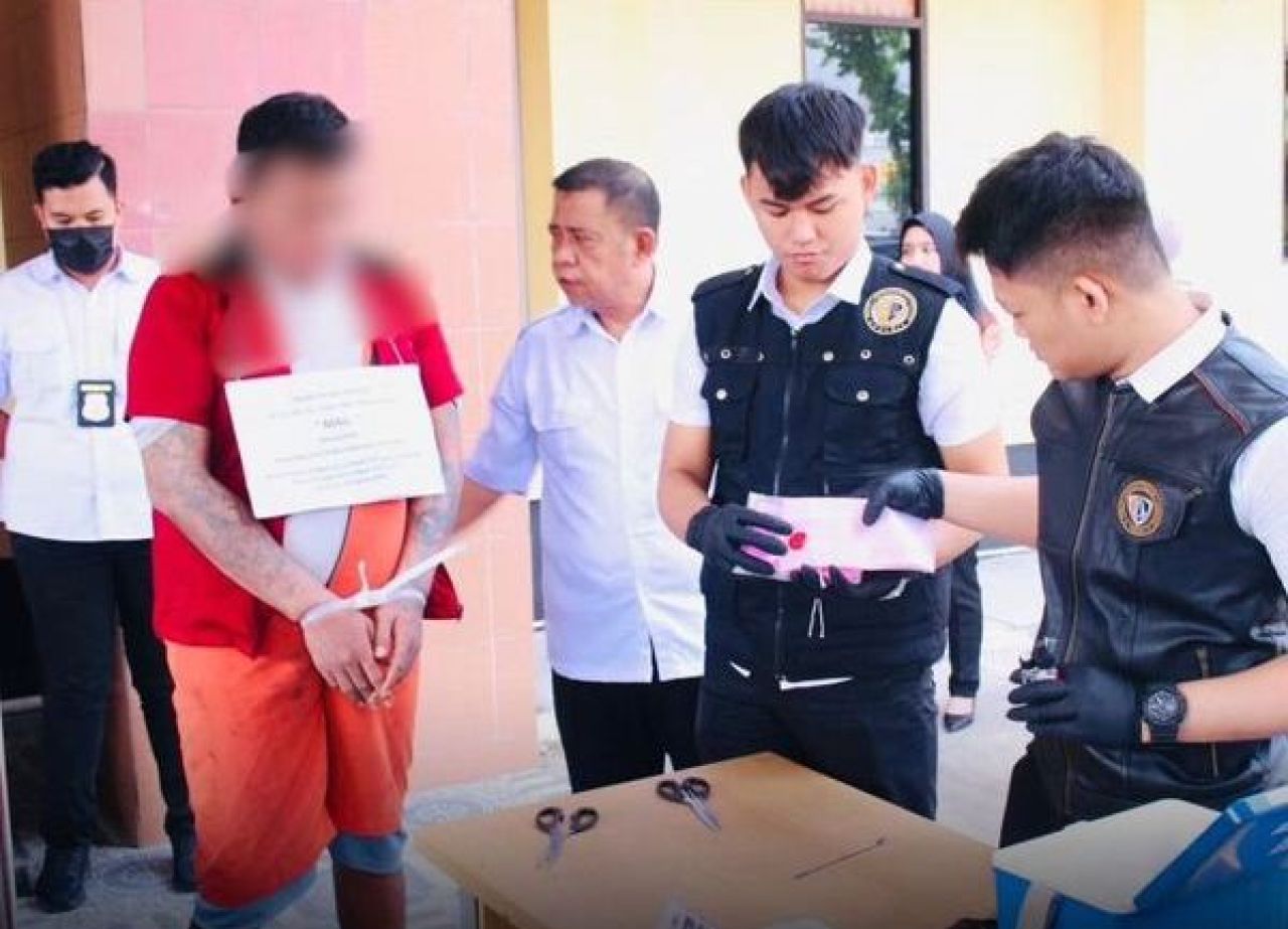 Tersangka dan narkoba yang akan dimusnahkan