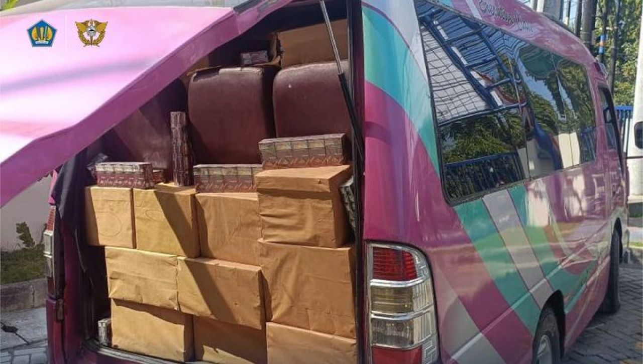 Mikrobus mengangkut rokok ilegal