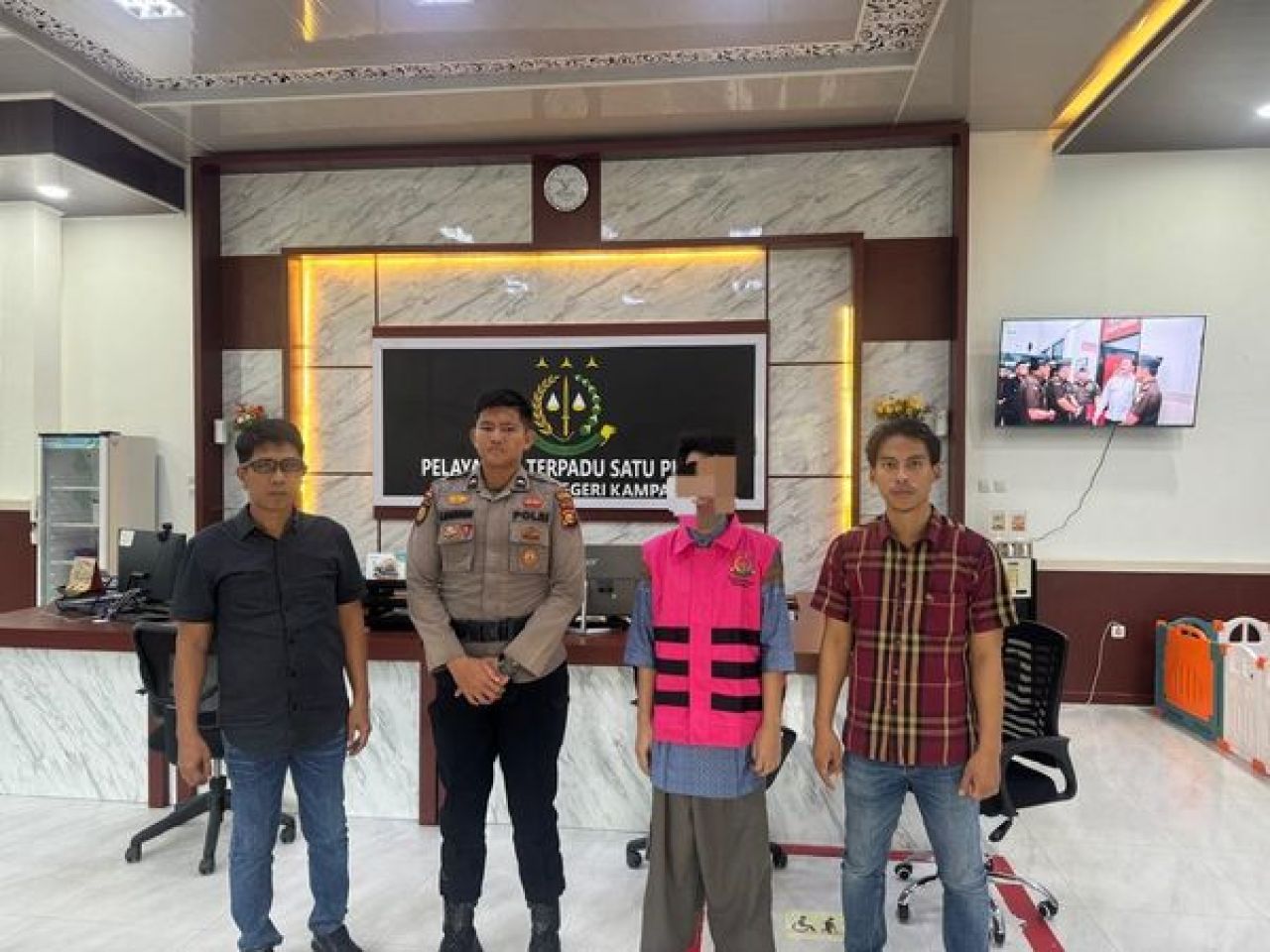 Proses penahanan terhadap Muhammad Ardi (pakai rompi pink)