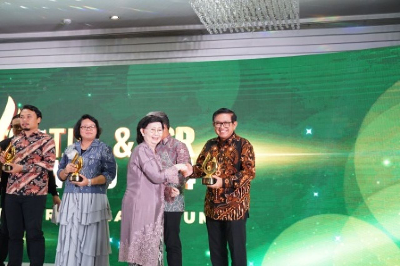 Dirut PG, Dwi Satriyo Annurogo saat menerima penghargaan TJSL & CSR Award 2024 di Jakarta