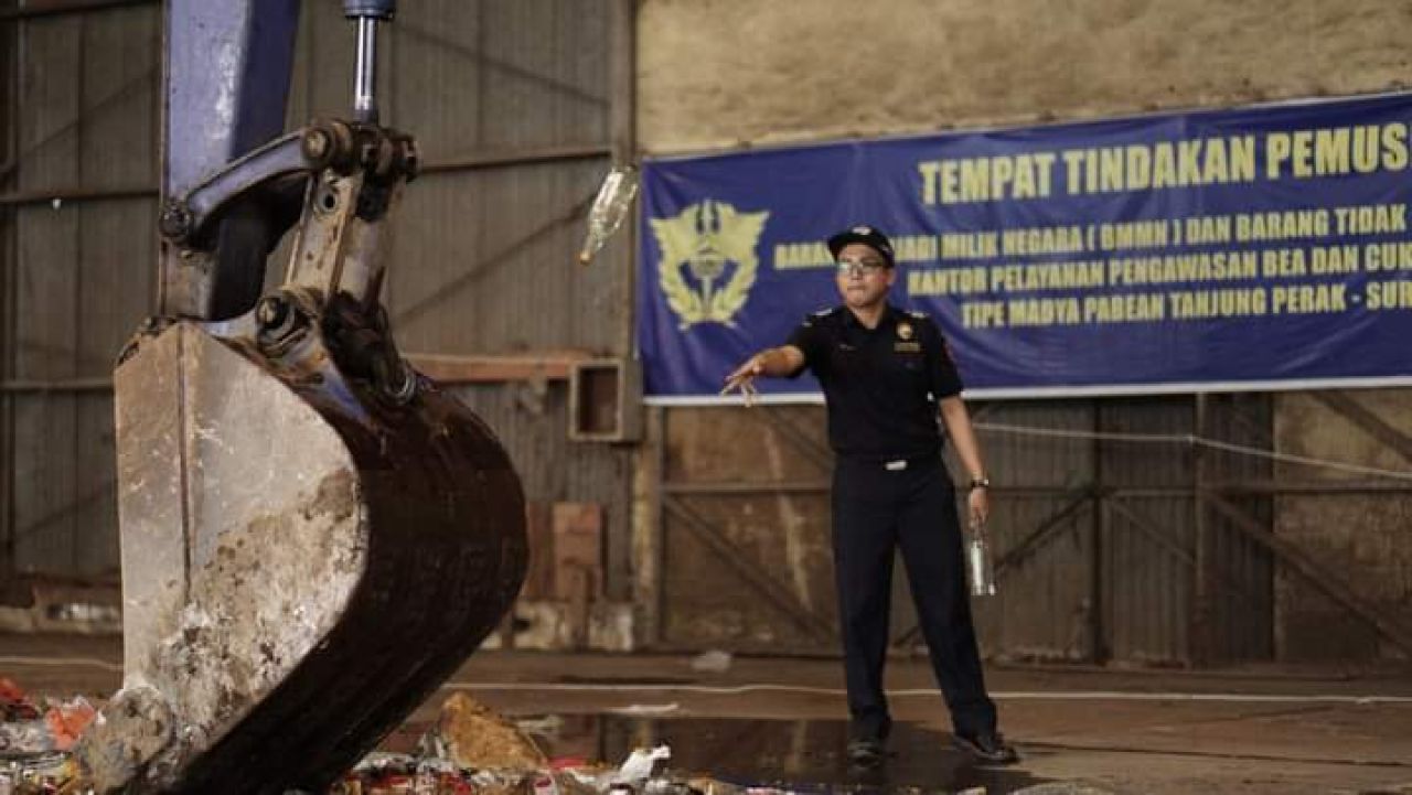 Bea Cukai Tanjung Perak melakukan pemusnahan barang impor