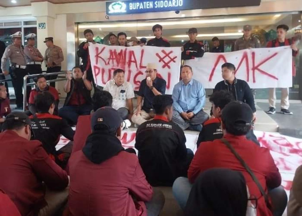 Anggota DPRD Sidoarjo duduk lesehan bersama mahasiswa IMM