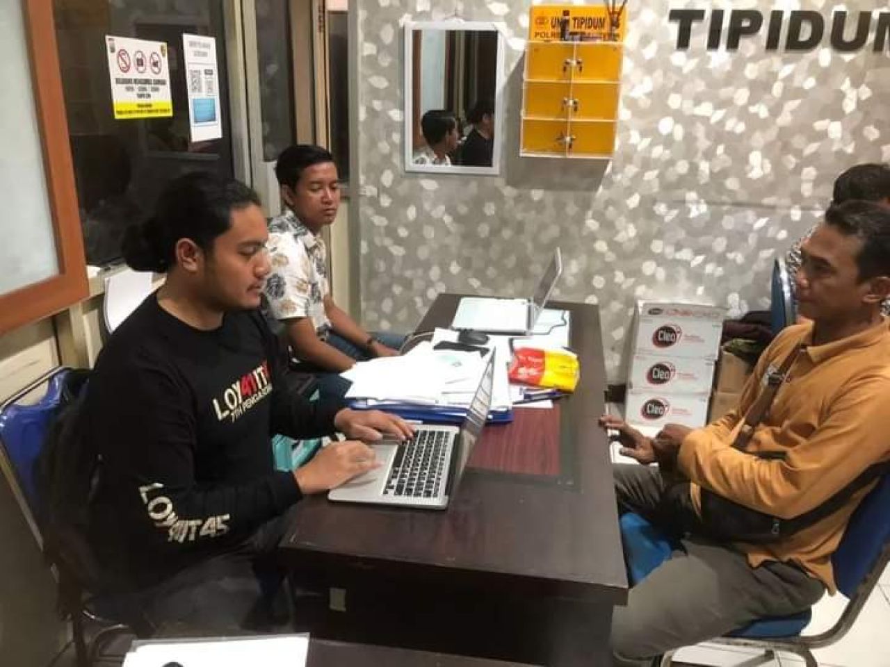 Fauzi Alwi (kanan) saat dimintai keterangan oleh penyidik Satreskrim Polres Mojokerto