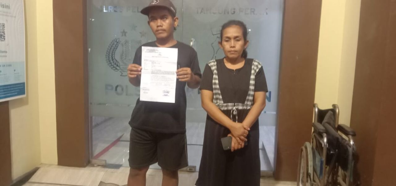 AA menunjukkan bukti lapor ke Polsek Kenjeran