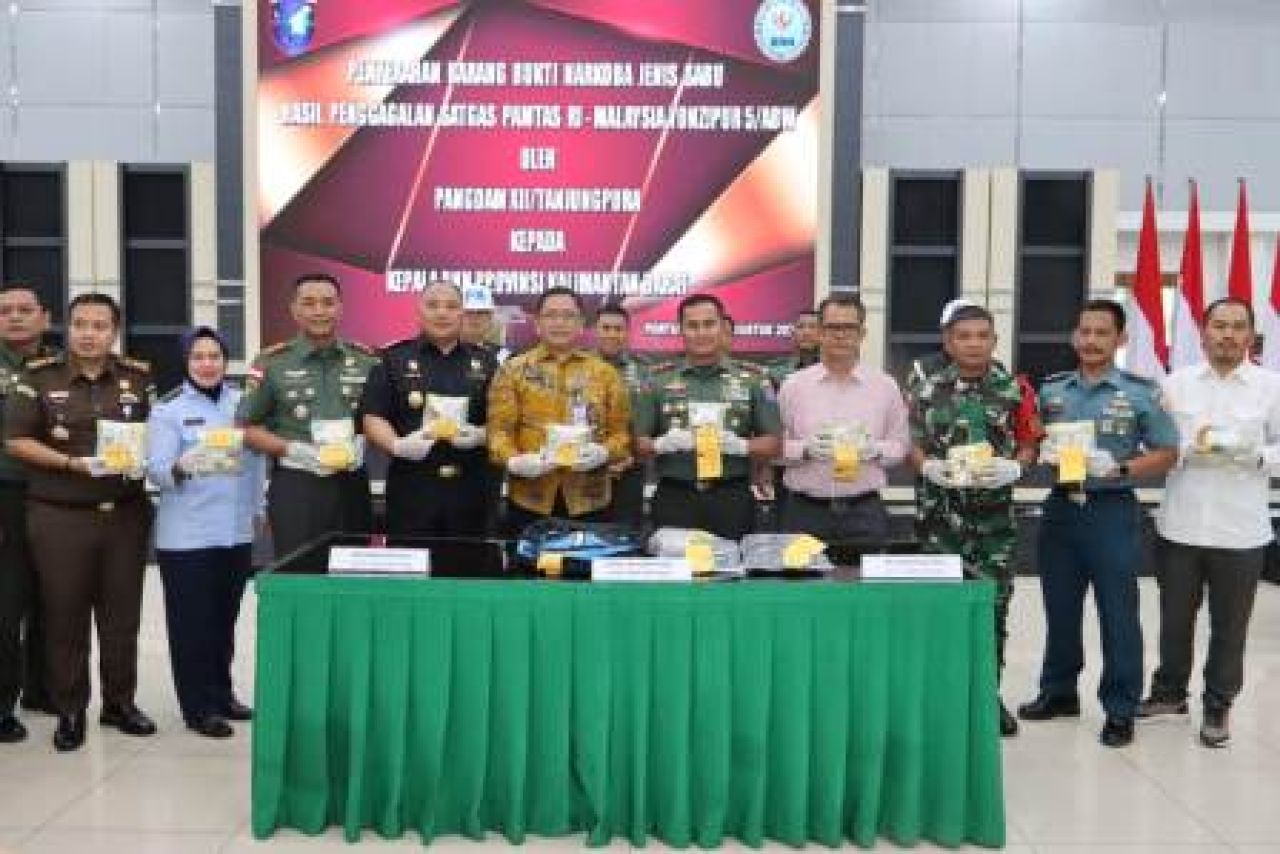 Penyerahan barang bukti hasil penggagalan penyelundupan Narkotika jenis sabu