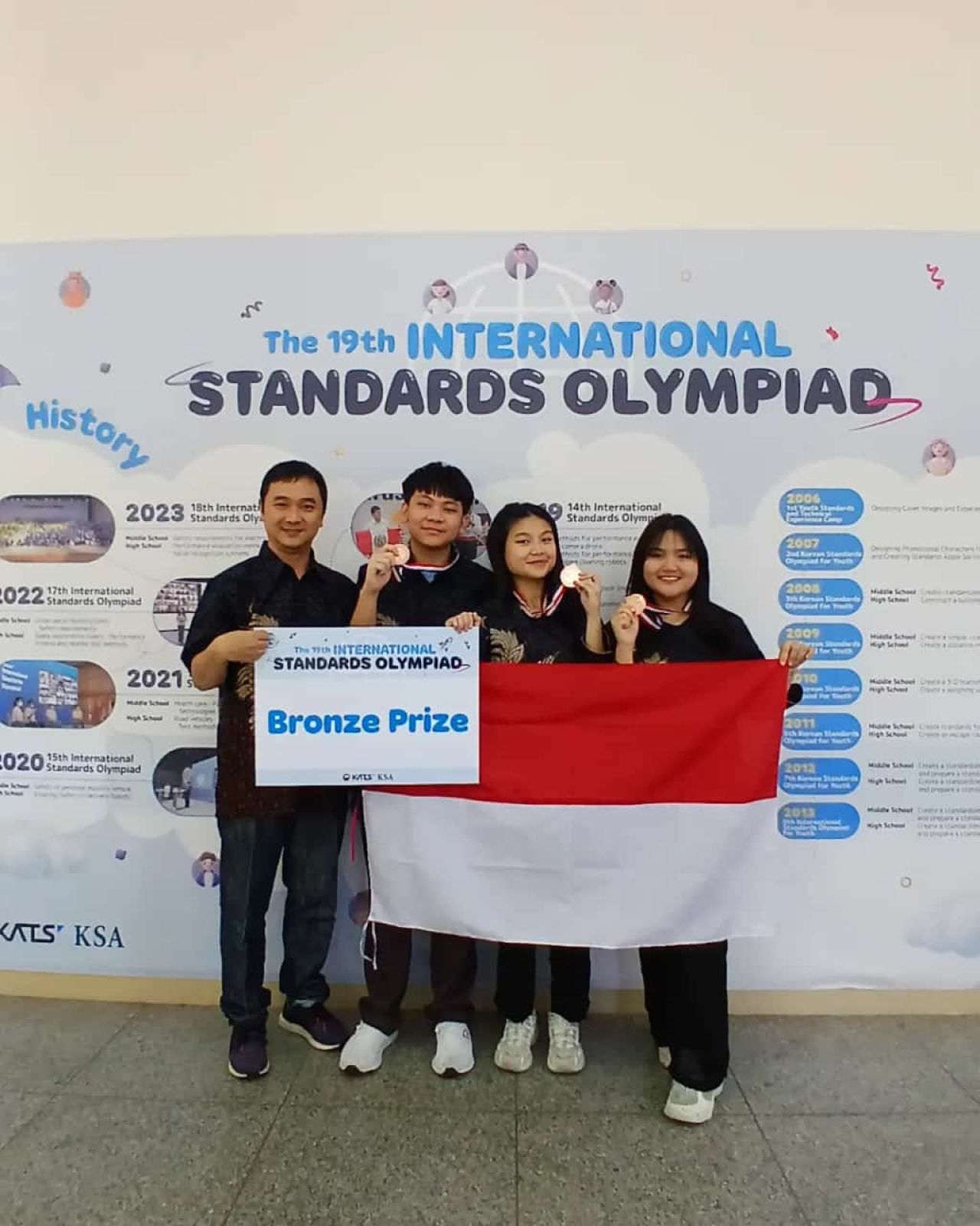 Tim pelajar Indonesia didampingi Kepala Pusat Pengembangan SDM SPK BSN Arini Widyastuti