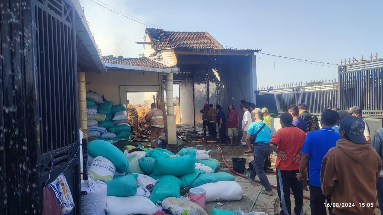 Gudang penggilingan padi yang terbakar