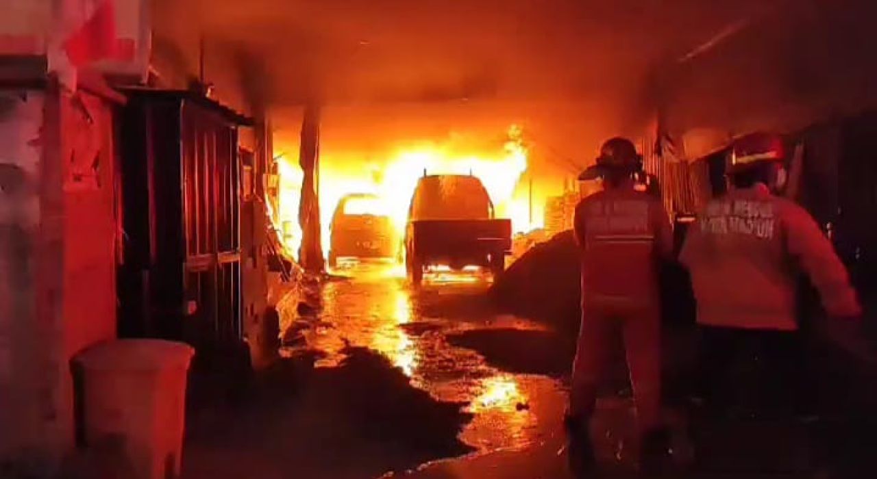 Kebakaran toko material bangunan di Jl. Ciliwung