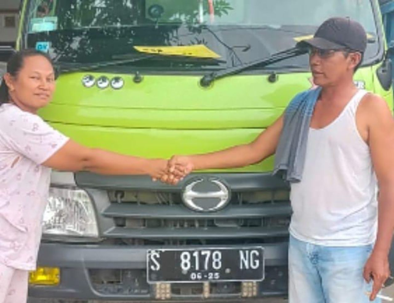 Keterangan Foto : Mulyadi bersama istrinya di depan obyek kredit
