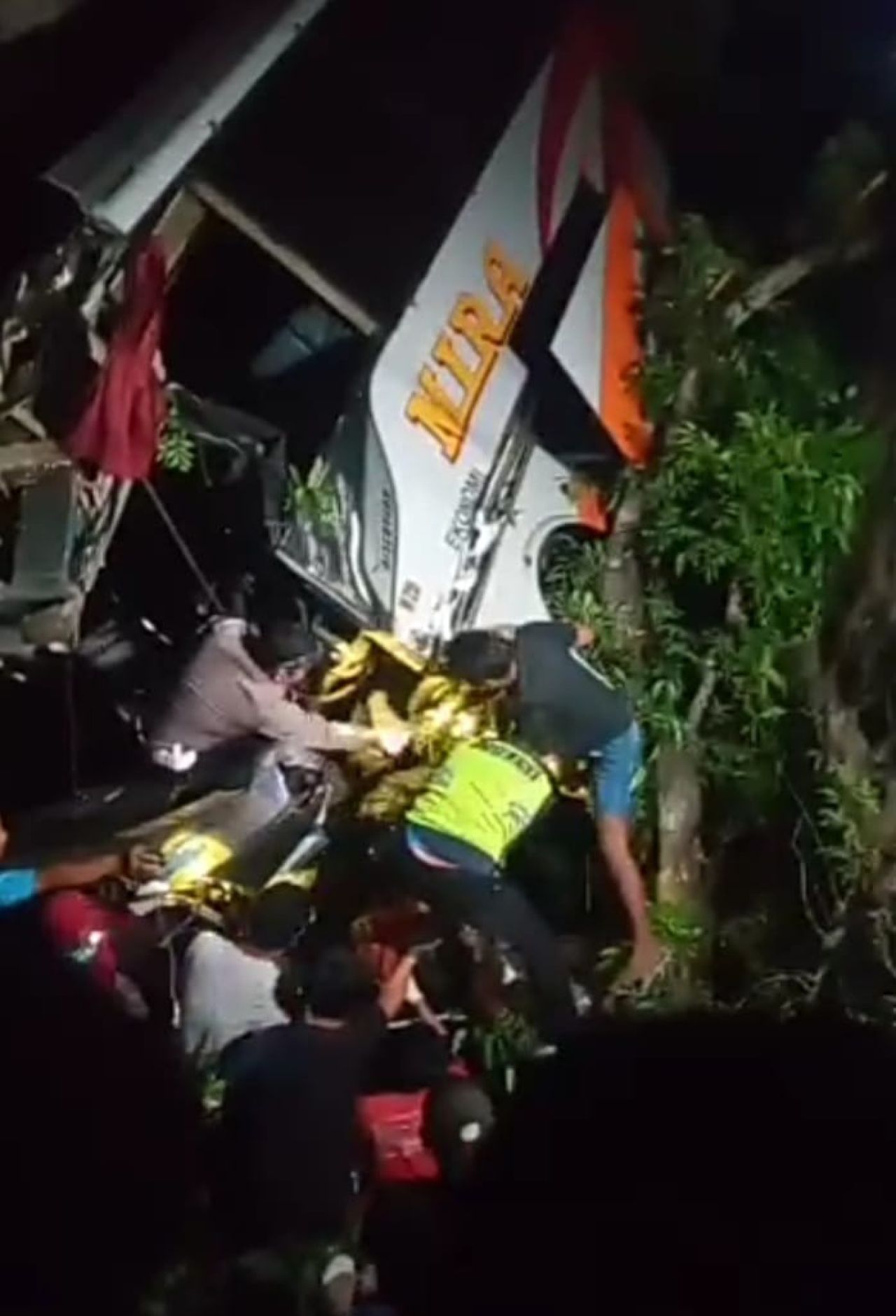Petugas sedang evakuasi Bus MIRA