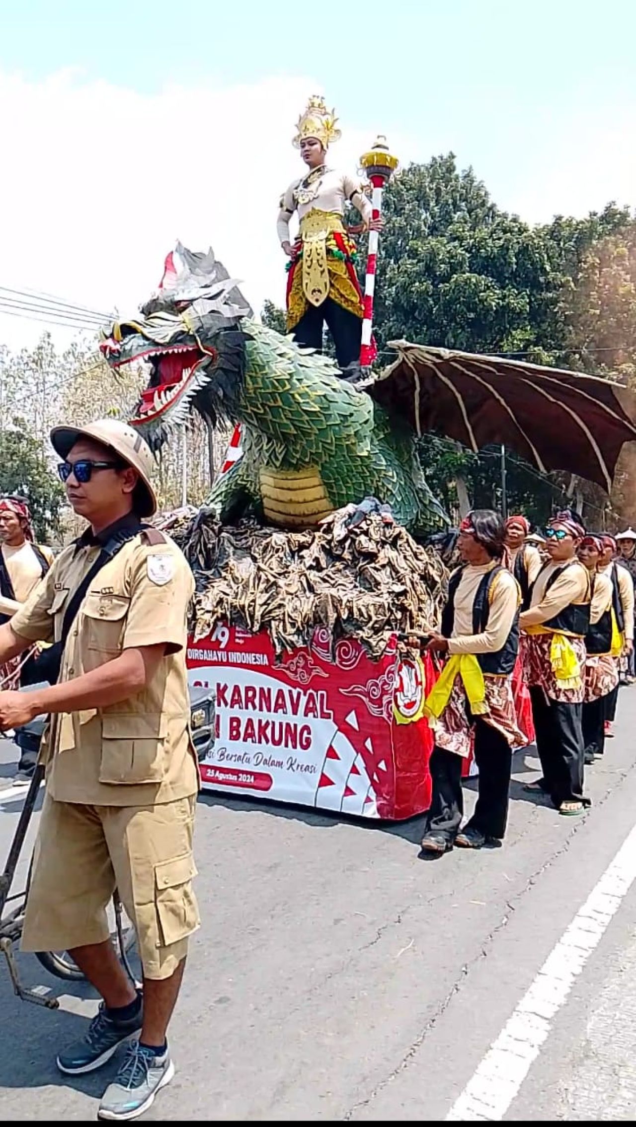 Ogoh ogoh berbentuk Naga memeriahkan karnaval Desa Cendoro