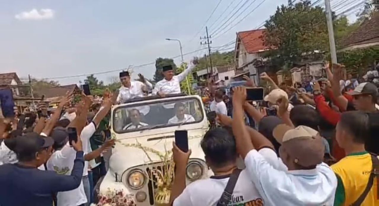 Ahmad Dawami Ragil Saputro dikerubuti pendukungnya saat hendak mendaftar ke KPU