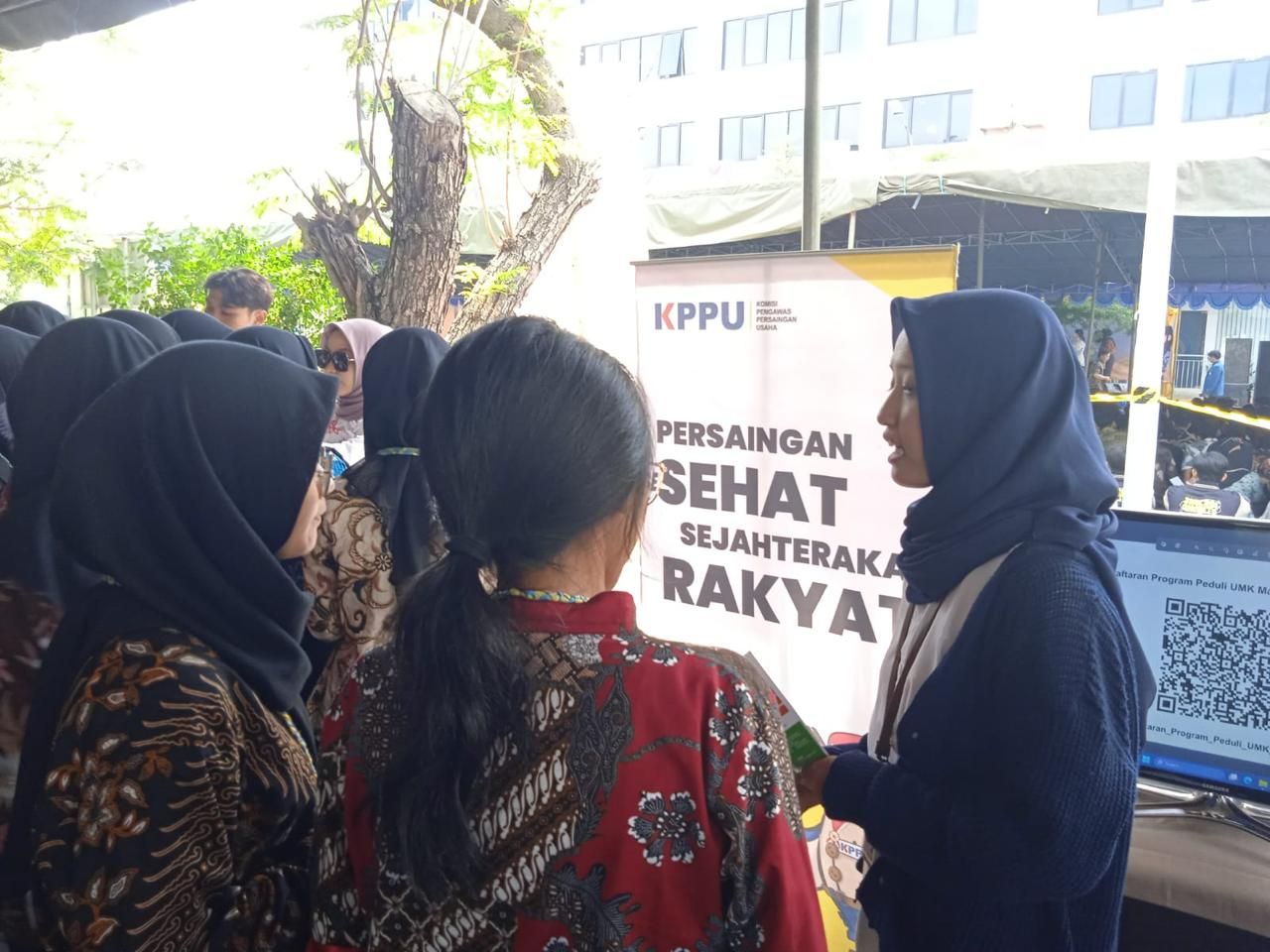 Program Empowering Usaha Mikro Kecil dengan memberikan kesempatan kepada mahasiswa FEB Unair