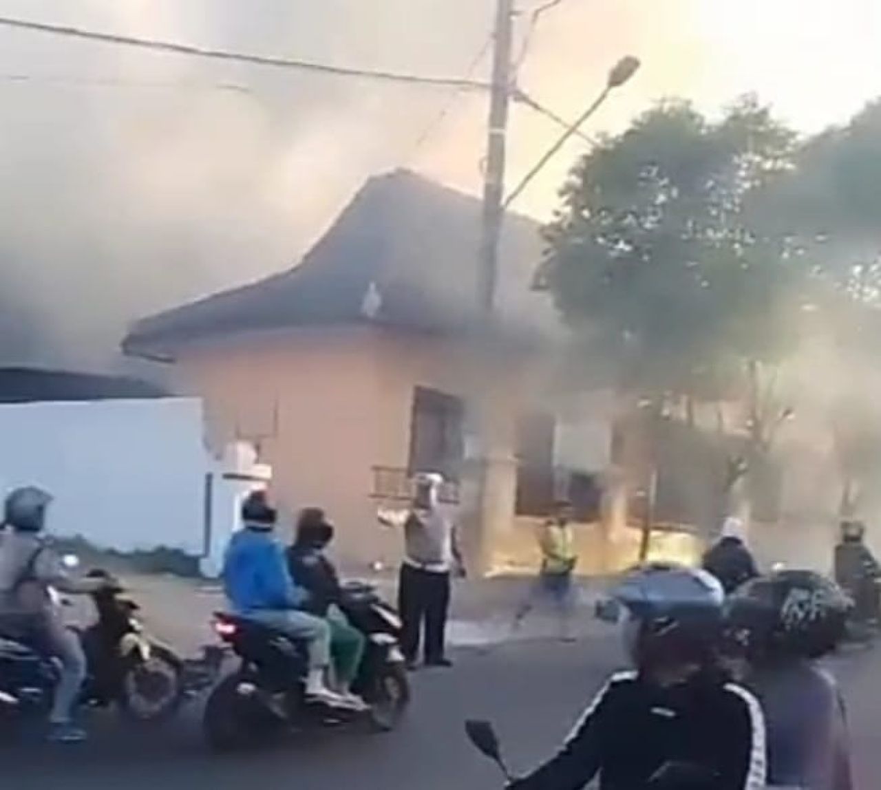 Asap membumbung dari kantor Dinsos Magetan