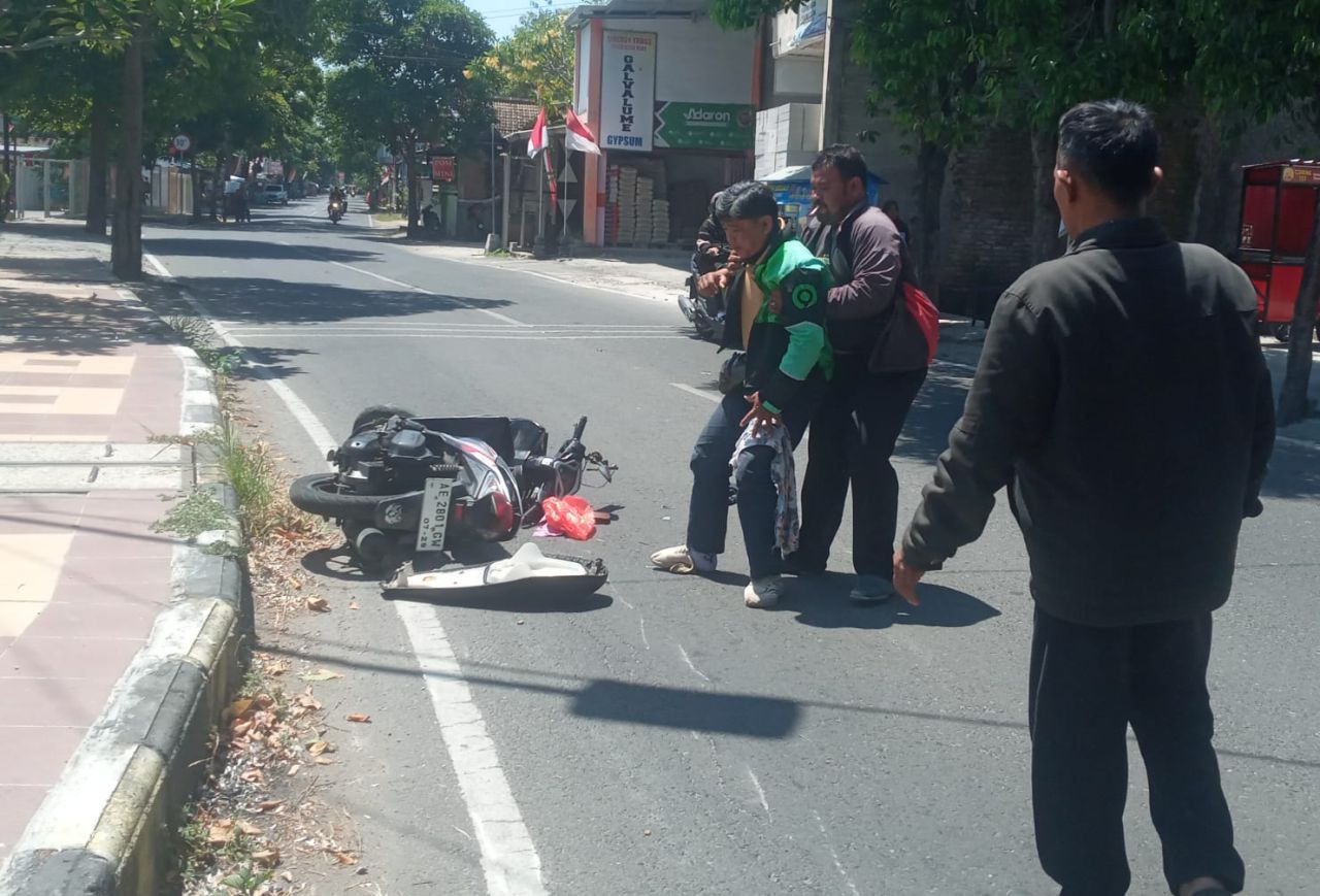 Wardoyo saat dibantu warga