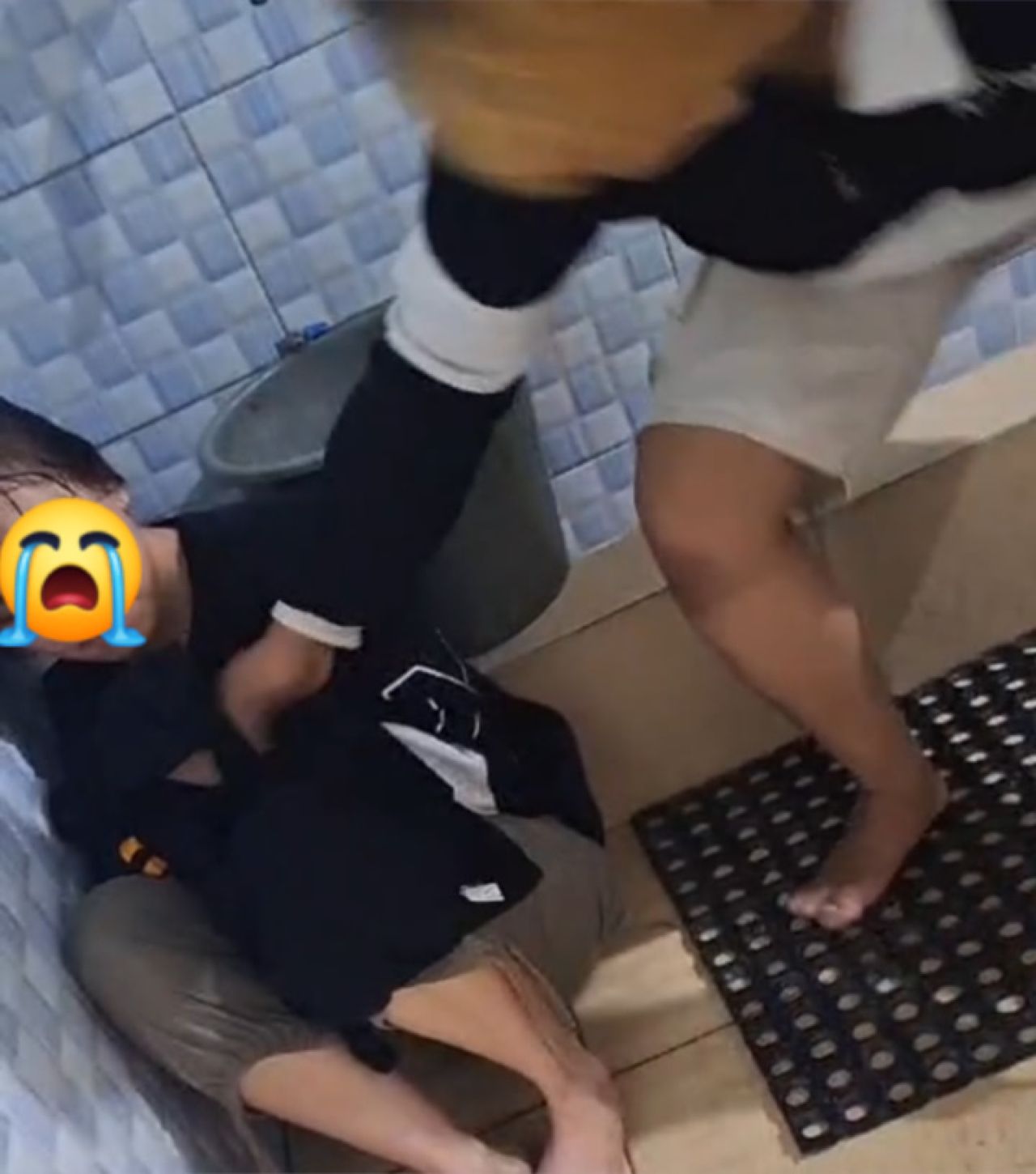 Tampak Aj saat mau menarik tangan istrinya usai dihajar