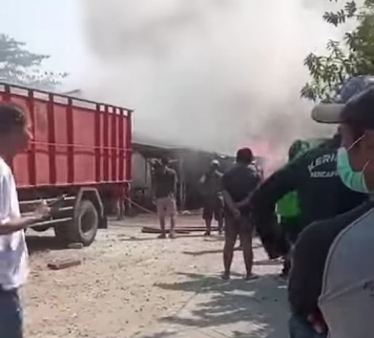 Asap membumbung di lokasi kebakaran di Desa Krikilan