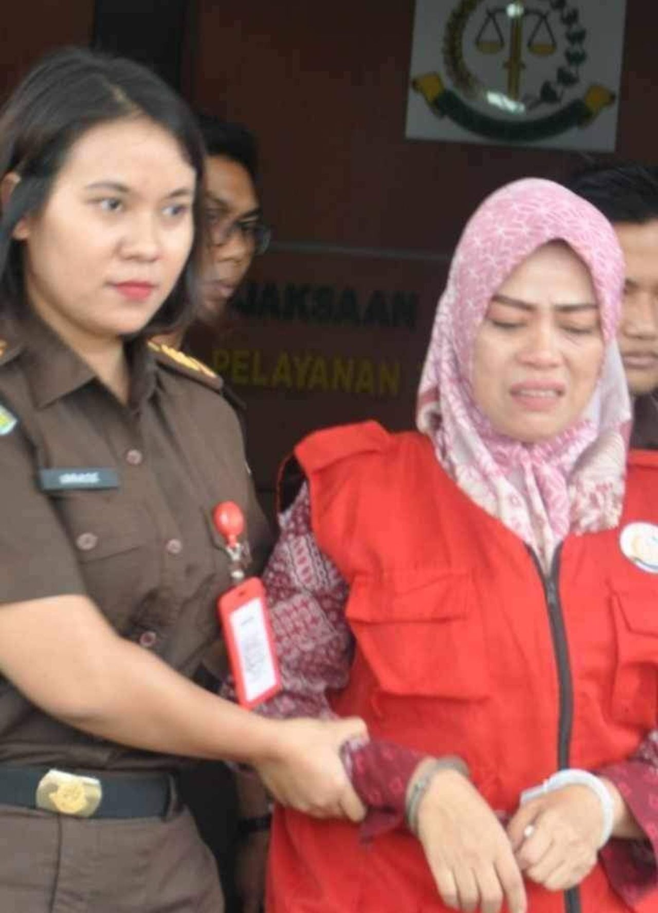 Juniar (kanan) digiring ke dalam mobil tahanan Kejari Donggala