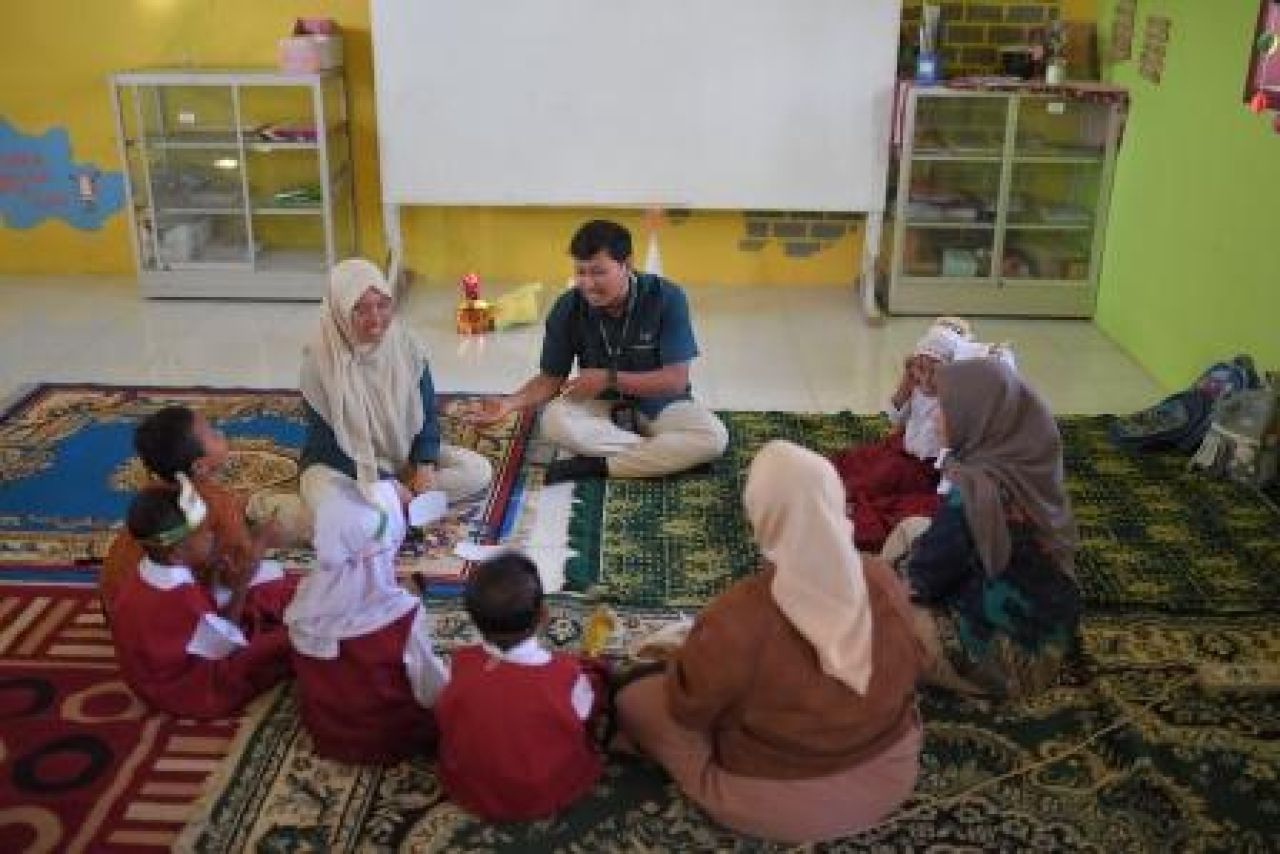 Insan Petrokimia Gresik saat mengajar para siswa pada PG Inspiration Day di SDN 275 Gresik