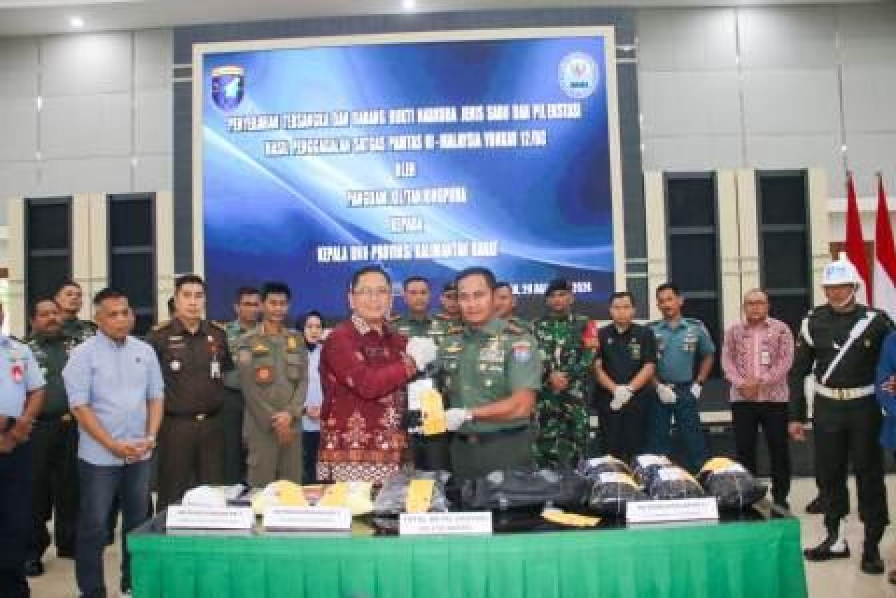Mayjen TNI Iwan Setiawan menyerahkan tersangka dan barang bukti narkoba