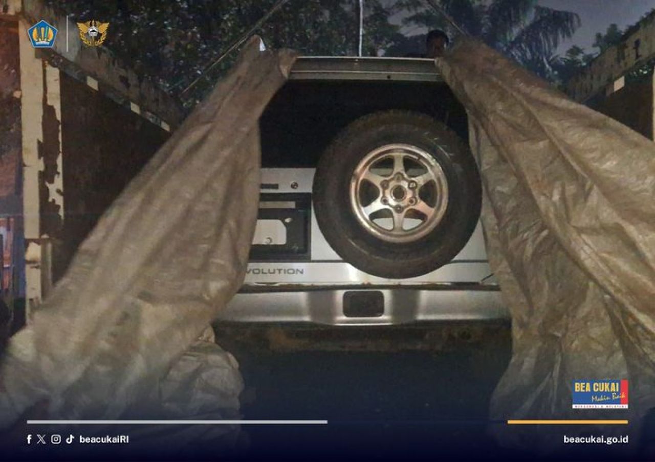 Penyelundupan dua unit mobil yang diduga diselundupkan dari Malaysia