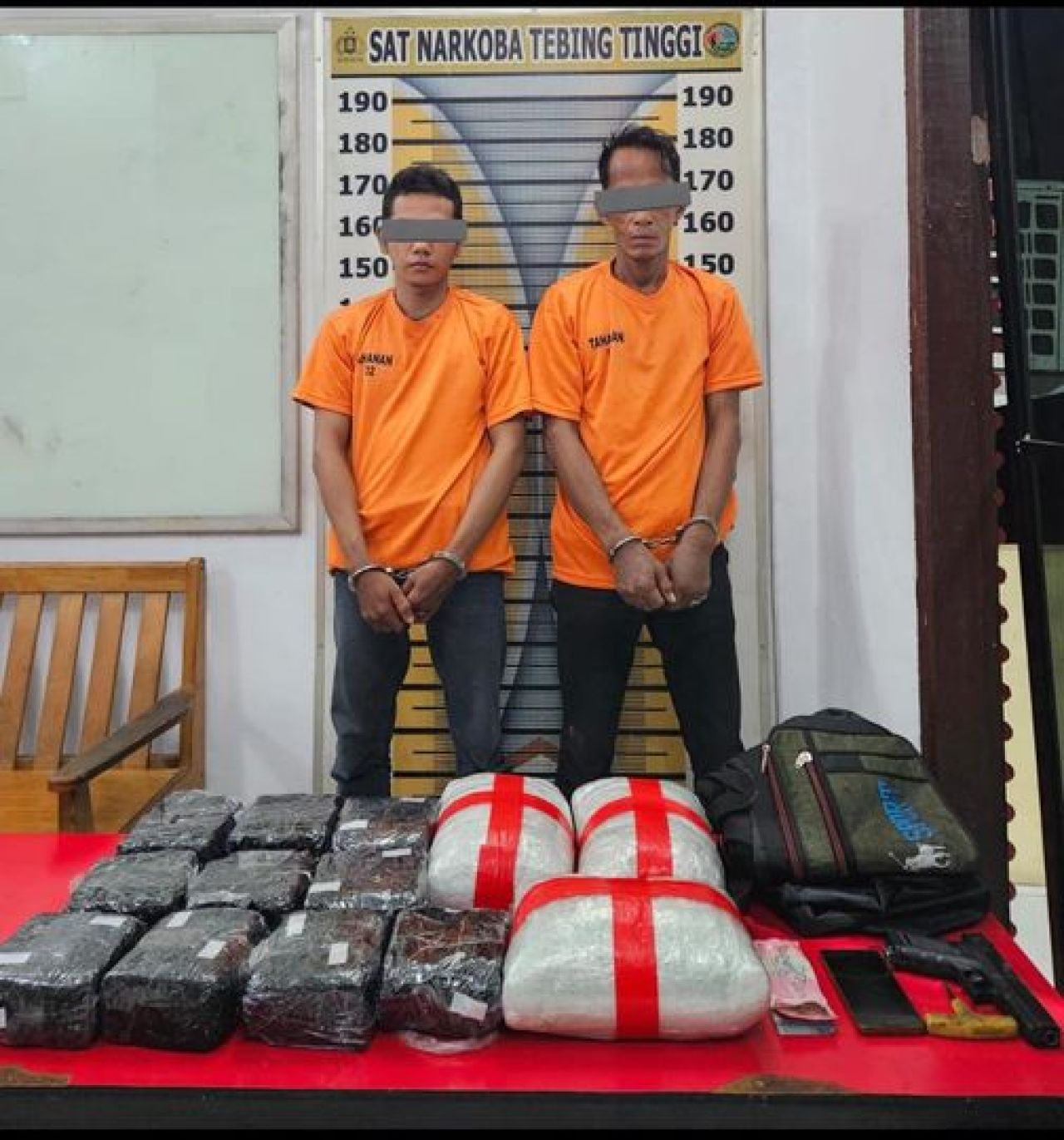 Tersangka kasus peredaran narkoba jenis sabu dan ekstasi