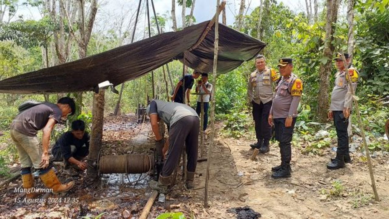 Penertiban sumur minyak ilegal di lokasi PT Hindoli Cargill