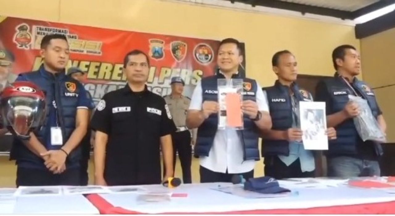 Kompol Agus Sobarnapraja saat memimpin rilis kasus pembobolan rumah kosong