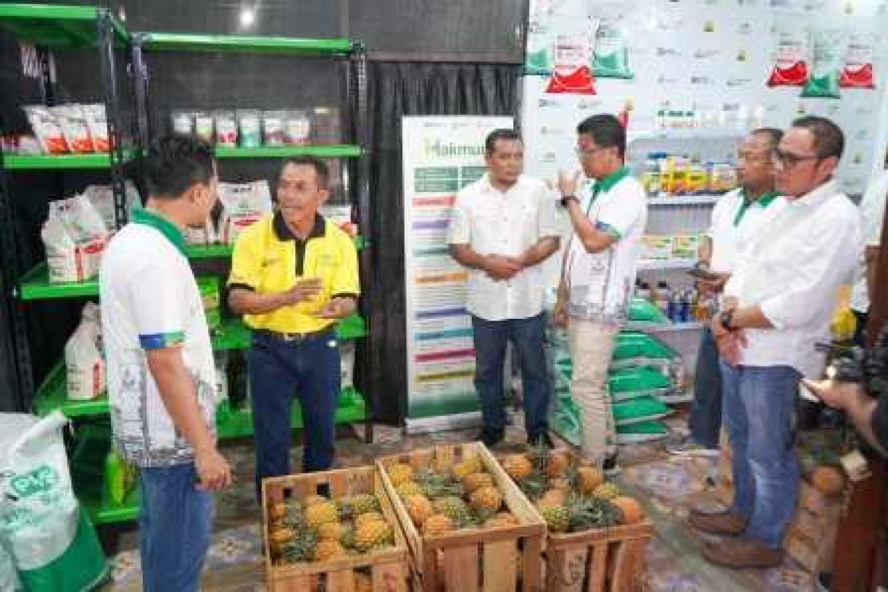 SVP Mitra Bisnis, Eko Suroso (paling kiri), Ketua HUT ke-52 PG, Ari Primantara (paling kanan), dan pejabat terkait saat meninjau salah satu kios di Kampung Makmur di Kediri