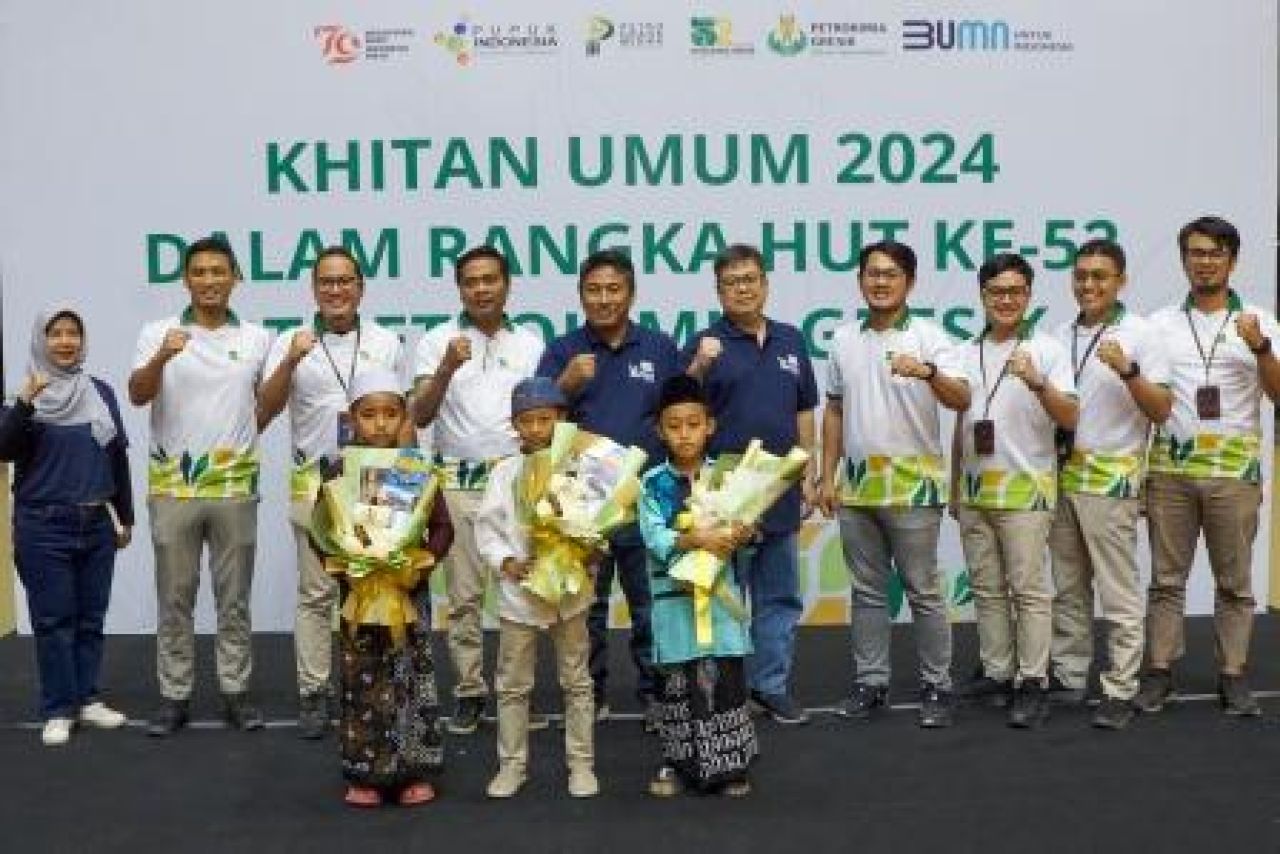 SVP Umum, Waluyo Sirdjo (4 dari kiri, belakang), Ketua HUT ke-52 PG, Ari Primantara (3 dari kiri), Wakil Ketua HUT ke-52 PG, Kadek Ardhika W. K. (4 dari kanan) saat pelaksanaan Khitan Umum dalam rangka HUT ke-52 PG