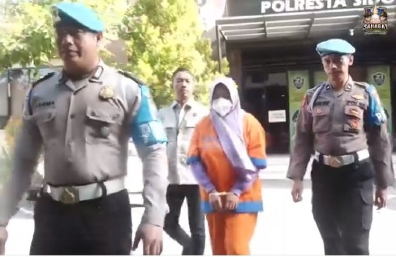 Dirut PT Araya Berlian Perkasa digelandang saat mau konpers
