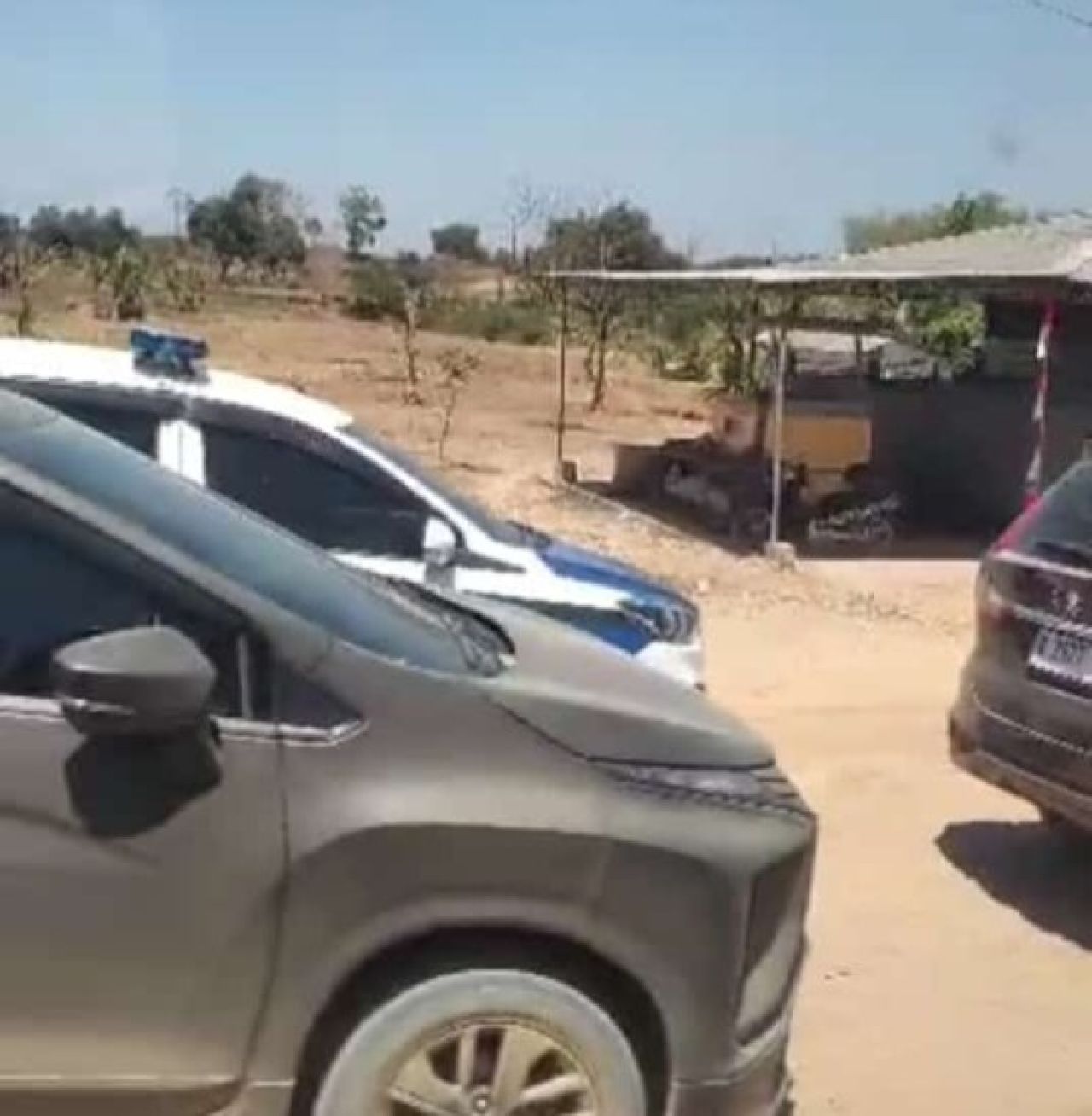 Kendaraab dari petugas gabungan TNI Polri di dekat lokasi tambang Desa Kepuhklagen