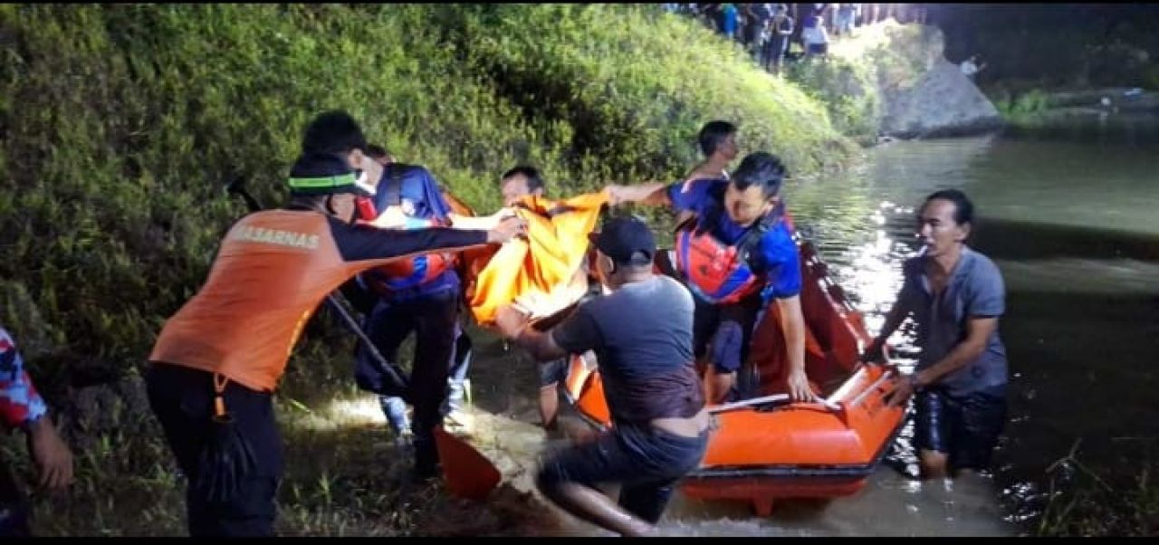 Evakuasi korban tenggelam di kubangan bekas tambang batu bara