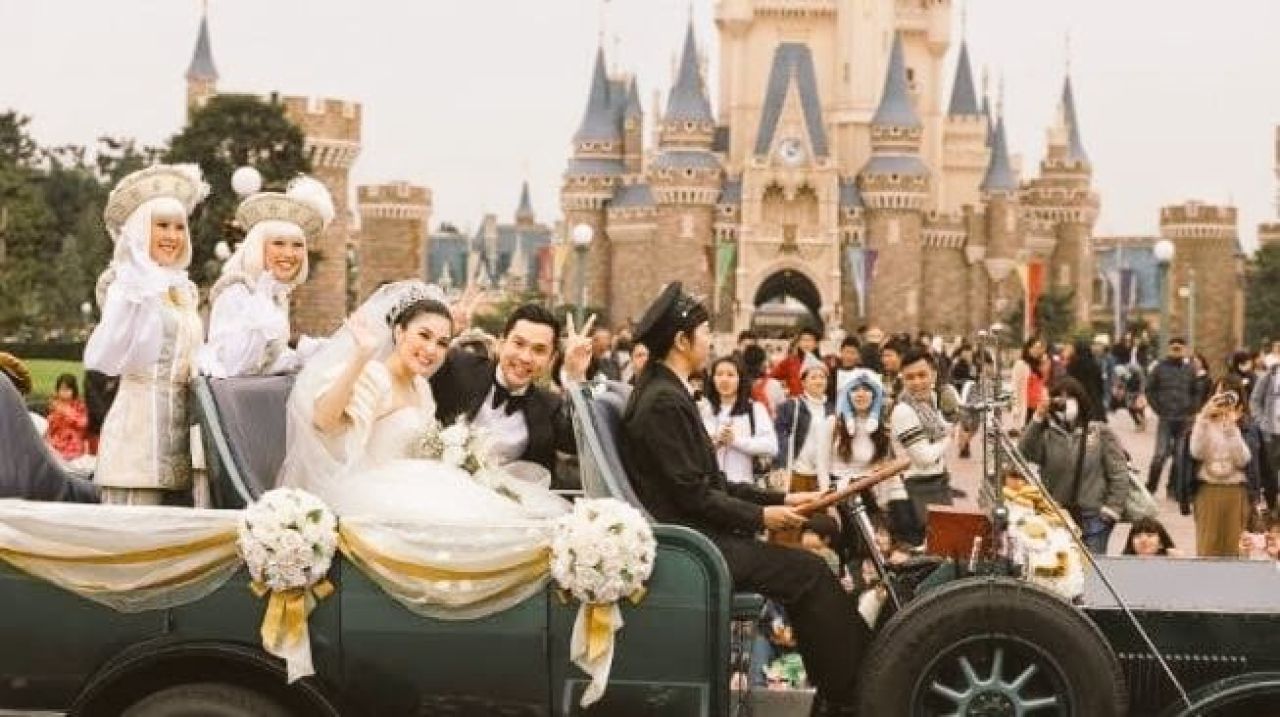 Disney Land Tokyo saksi digelarnya pernikahan mewah ala Cinderella Sandra Dewi dan Harvey Moeis