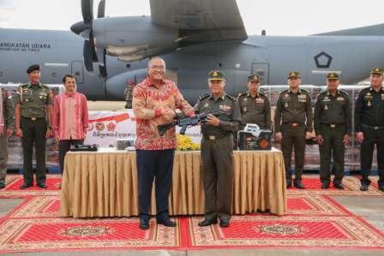 Kemhan RI menyerahkan bantuan militer kepada Kamboja