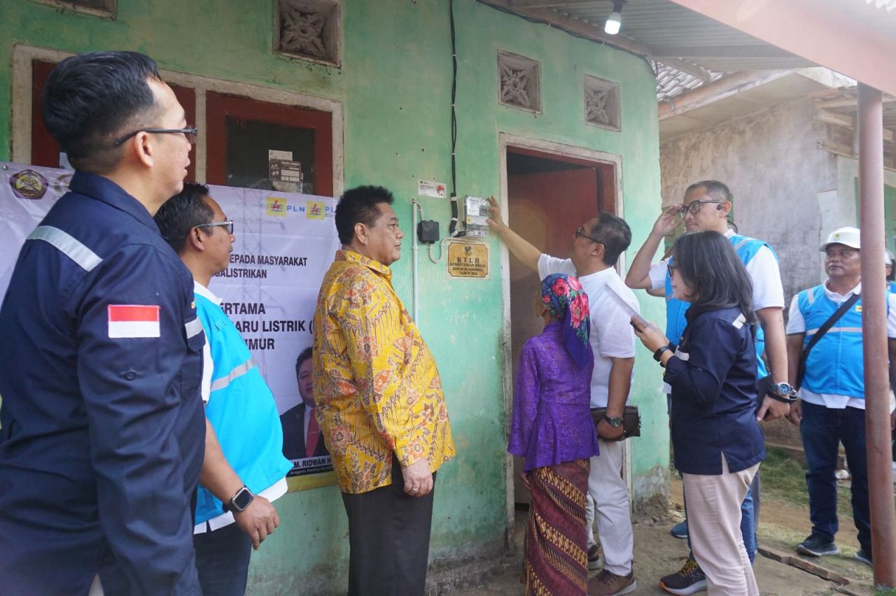PT Perusahaan Listrik Negara PLN (Persero) sambung listrik 14.424 masyarakat prasejahtera