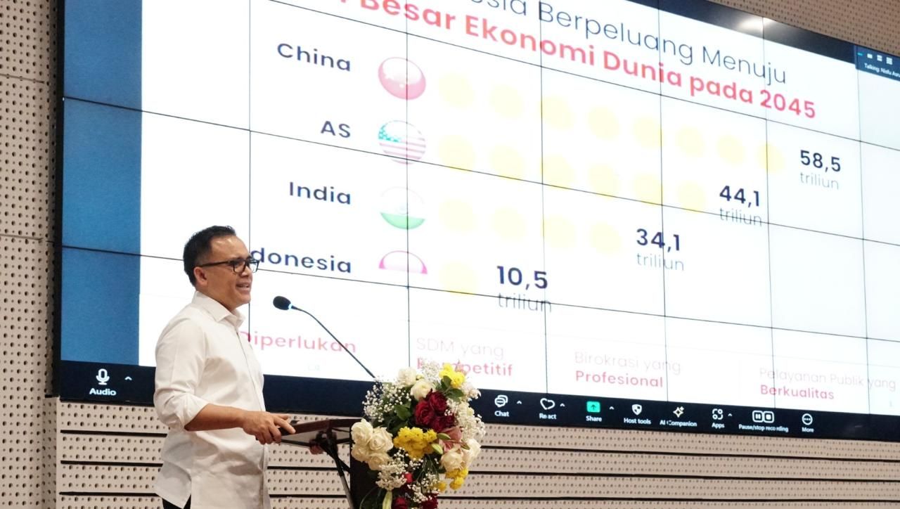 Menteri Pendayagunaan Aparatur Negara dan Reformasi Birokrasi (PAN-RB) Abdullah Anwar Anas saat mempresentasikan materi dalam acara Dialog Kebijakan Pengembangan Karir Aparatur Sipil Negara