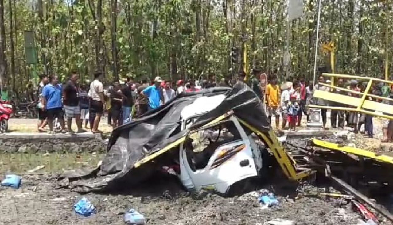 Bangkai truk yang ditabrak kereta api