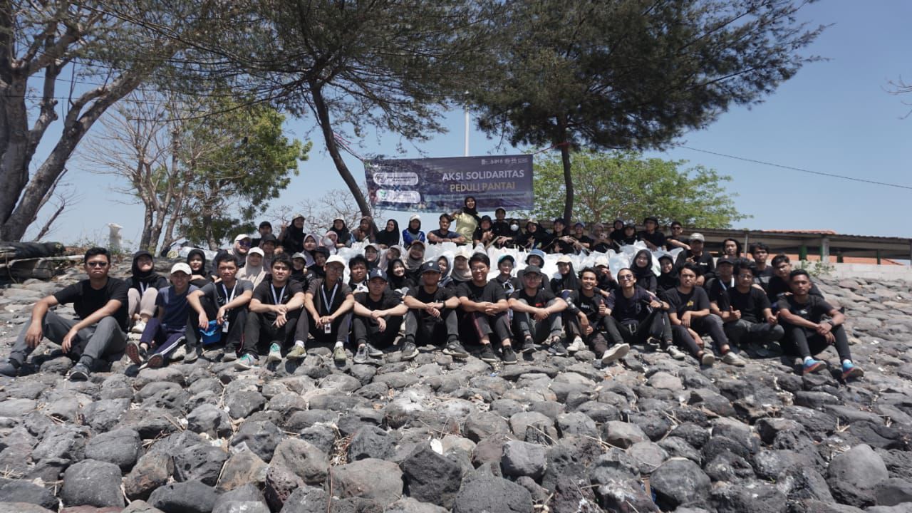 Aksi solidaritas peduli pantai melalui kegiatan clean up sampah plastik.