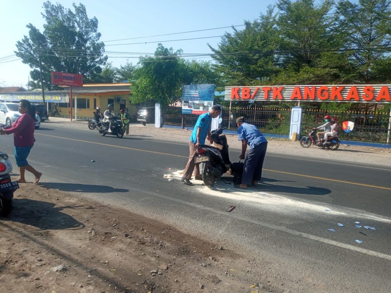 Motor yang terlibat kecelakaan dievakuasi warga