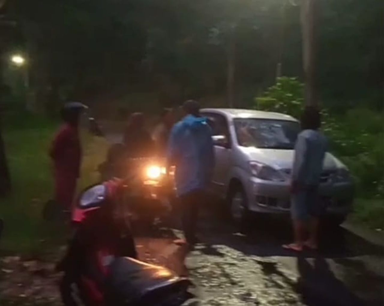 Jasad pria yang bunuh diri dievakuasi