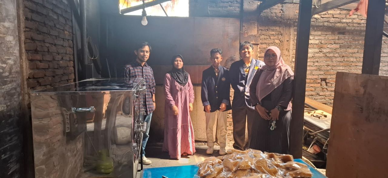 Dosen PKM Unesa bersama pelaku usaha roti