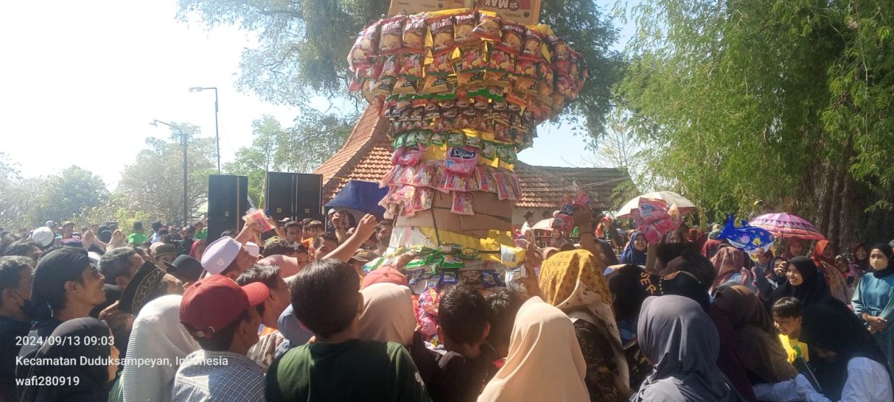 Pernak-pernik jajanan tradisional yang menghiasi sedekah bumi